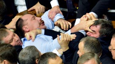 americateve | Minuto a minuto empeora la situación en Ucrania. Las tensiones políticas se tradujeron en violencia en las calles y en el parlamento.