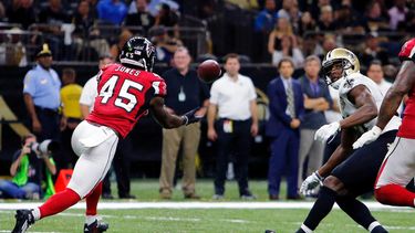 Archivo: El apoyador exterior de los Falcons de Atlanta, Deion Jones (45), intercepta un pase del quarterback de los Saints de Nueva Orleans, Drew Brees (no aparece en la foto), y lo devuelve para un touchdown en la segunda mitad de un partido de fútbol americano de la NFL en Nueva Orleans, el 26 de septiembre de 2016. (Foto AP/Butch Dill, Archivo)
