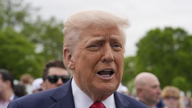El presidente estadounidense Donald Trump habla con los reporteros en el jardín sur de la Casa Blanca, el lunes 21 de abril de 2025, en Washington. (AP Foto/Alex Brandon)