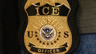 ARCHIVO - Un agente federal lleva una placa del Servicio de Inmigración y Control de Aduanas, el 10 de junio de 2025, en Nueva York. (AP Foto/Yuki Iwamura, archivo)