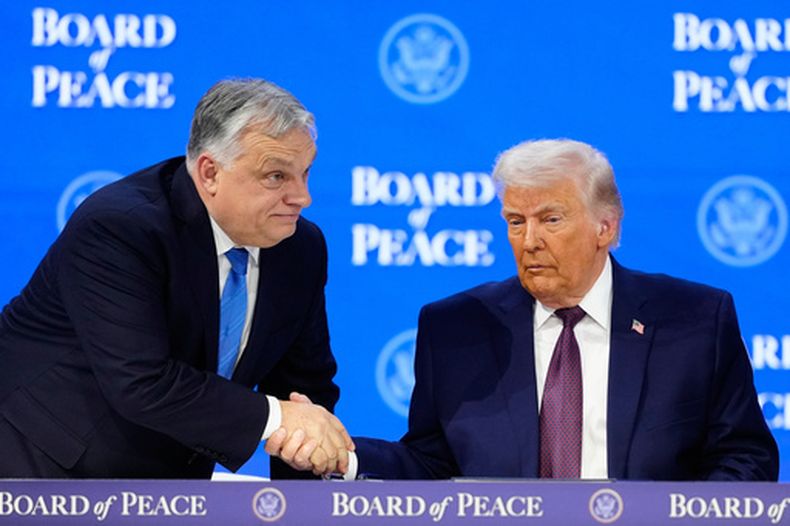 ARCHIVO - El presidente de Estados Unidos, Donald Trump, estrecha la mano del primer ministro de Hungría, Viktor Orbán, a a izquierda, durante una ceremonia de firma de la iniciativa Junta de la Paz en la cumbre anual del Foro Económico Mundial en Davos, Suiza, el jueves 22 de enero de 2026. (AP Foto/Markus Schreiber, Archivo)