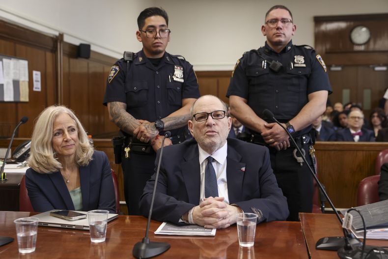 Harvey Weinstein comparece ante el tribunal estatal en Manhattan durante a selección de jurado para su nuevo juicio por abuso sexual el miércoles 23 de abril de 2025 en Nueva York. (Sarah Yenesel/Pool Photo via AP)