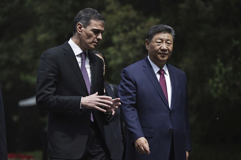 El presidente de China, Xi Jinping (derecha), y el presidente del gobierno de España, Pedro Sánchez, hablan durante un paseo por los jardines de la Casa de Huéspedes Diaoyutai tras una reunión en Beijing, China, el 11 de abril de 2025. (Andrés Martínez Casares/Pool Foto vía AP)