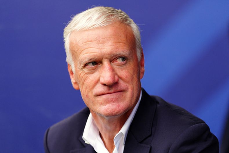 El técnico de Francia Didier Deschamps en la banca previo al partido contra Irak en el Mundial, el lunes 22 de junio de 2026, en Filadelfia. (AP Foto/Derik Hamilton)