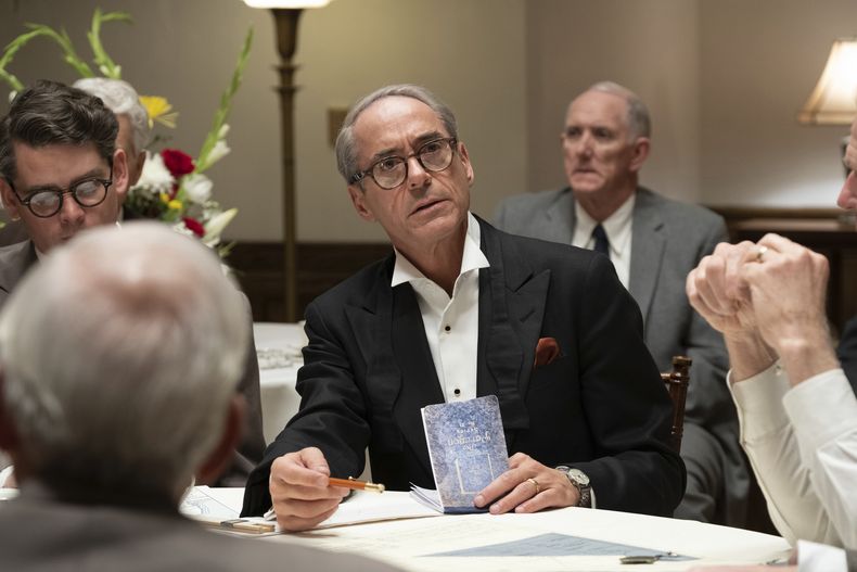 Robert Downey Jr como Lewis Strauss en una escena de Oppenheimer en esta imagen proporcionada por Universal Pictures. (Melinda Sue Gordon/Universal Pictures vía AP)
