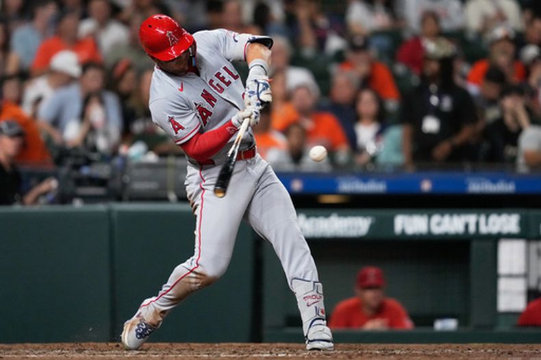 Mike Trout, de los Angelinos de Los Ángeles, batea un jonrón en el duelo del viernes 27 de marzo de 2026, frente a los Astros de Houston (AP Foto/Ashley Landis)