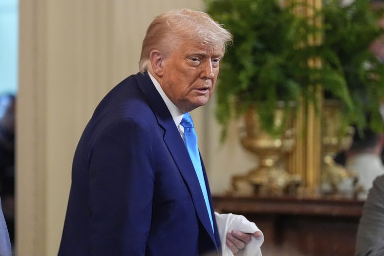 El presidente estadounidense Donald Trump sostiene una camiseta tras recibir al equipo de basquetbol de la Universidad de Florida, en la Casa Blanca en Washington, el 21 de mayo del 2025. (AP foto/Julia Demaree Nikhinson)