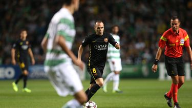 americateve | El jugador del Barcelona y de la selecci&oacute;n espa&ntilde;ola, Andr&eacute;s Iniesta, centro, controla el bal&oacute;n en un partido contra Celtic por la Liga de Campeones el martes, 1 de octubre de 2013, en Glasgow, Escocia. (AP Photo/Scott Heppell)