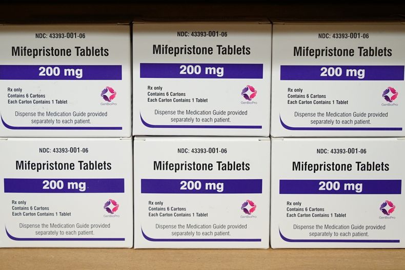 ARCHIVO - Cajas del medicamento mifepristona, en los anaqueles del West Alabama Womens Center, en Tuscaloosa, Alabama, el 16 de marzo de 2022. (AP Foto/Allen G. Breed, Archivo)