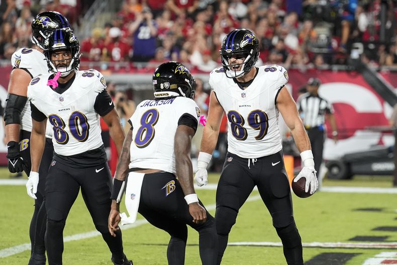 El tight end de los Ravens de Baltimore, Mark Andrews (89), celebra con Lamar Jackson su touchdown contra los Buccaneers de Tampa Bay durante la primera mitad de un partido de fútbol americano de la NFL, el lunes 21 de octubre de 2024, en Tampa, Florida (AP Foto/Chris OMeara)