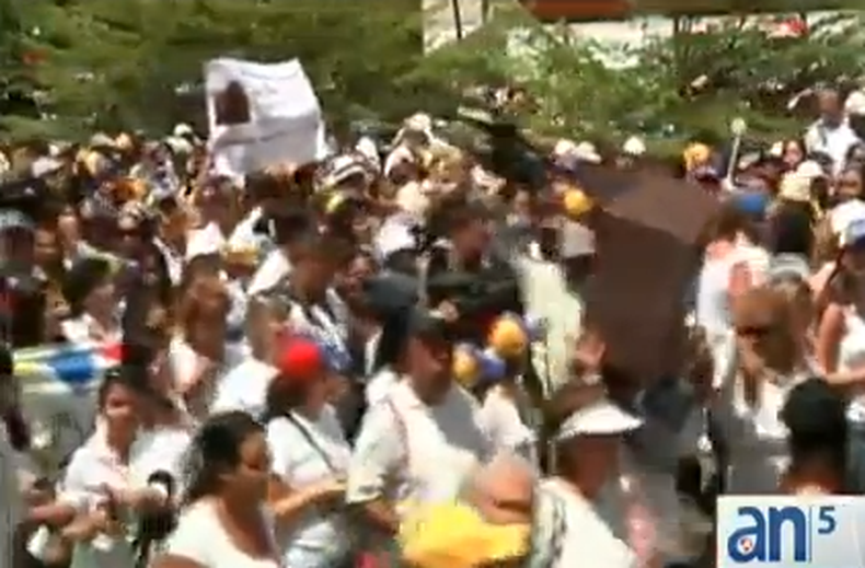 Hoy salieron a las calles las mujeres venezolanas de ese país, la convocatoria fue para marchar por la paz de esa nación. Entre tanto el presidente Nicolás Maduro se quedó esperando a la oposición en el palacio de gobierno cuando el pretendía instalar la