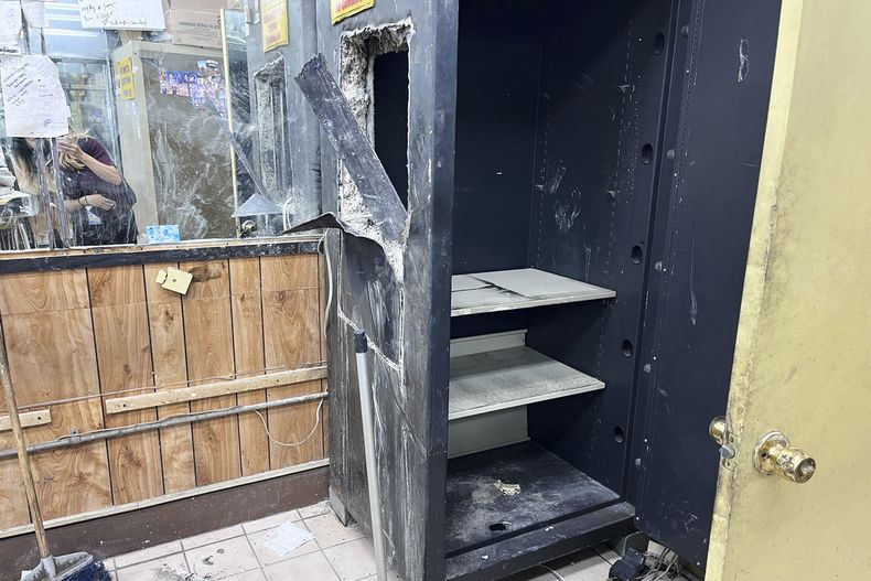 Una caja fuerte dañada al interior de la joyería Love Jewels, el martes 15 de abril de 2025, en Los Ángeles, después de un robo durante el fin de semana. (AP Foto/Jaimie Ding)