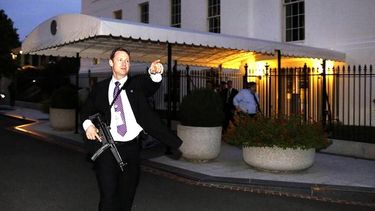 americateve | El presidente de los Estados Unidos, Barack Obama, no se encuentra en el lugar. Minutos antes de que comenzara el episodio, partió con su familia a la residencia de Camp David