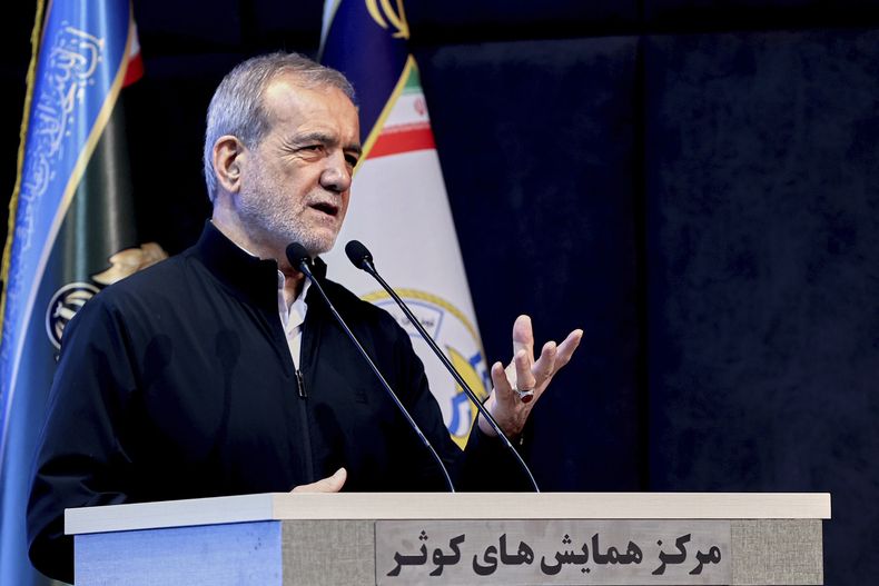 En esta imagen, distribuida por la Oficina de la Presidencia de Irán, el presidente del país, Masoud Pezeshkian, habla ante oficinales de la Marina, en Teherán, Irán, el 17 de mayo de 2025. (Oficina de la Presidencia de Irán vía AP)