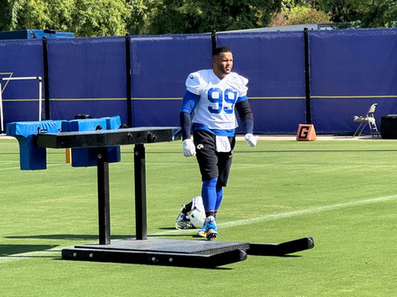 Aaron Donald salta al campo de práctica en el complejo de entrenamiento de los Rams de Los Ángeles, el domingo 30 de agosto de 2026, en Los Ángeles. (AP Foto/Greg Beacham)