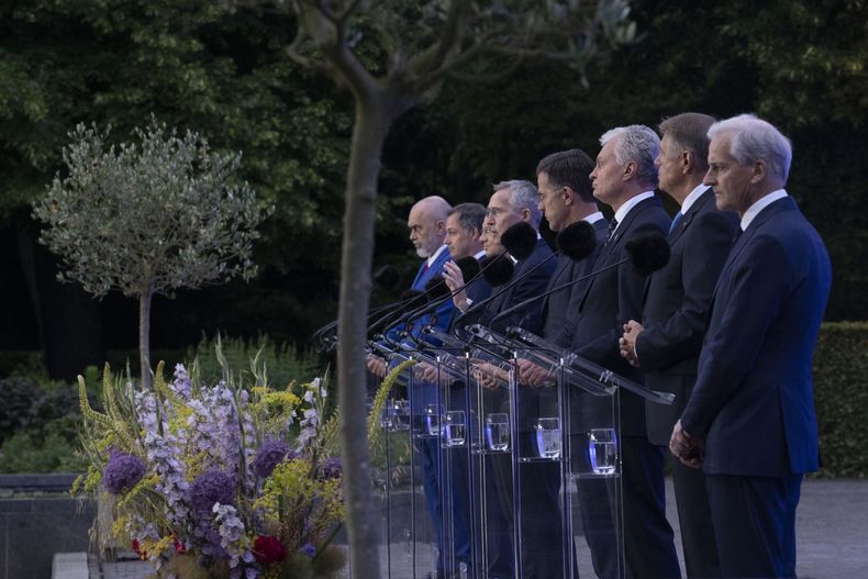 El primer ministro de Albania, Edi Rama; el primer ministro de Bélgica, Alexander de Croo; el presidente de Polonia, Andrzej Duda; el secretario general de la OTAN, Jens Stoltenberg; el primer ministro holandés Mark Rutte; el presidente de Lituania, Gitanas Nauseda; el presidente de Rumania, Klaus Iohannis, y el primer ministro de Noruega, Jonas Gahr Store, durante una conferencia de prensa en La Haya, Holanda, el martes 27 de junio de 2023. (AP Foto/Peter Dejong)