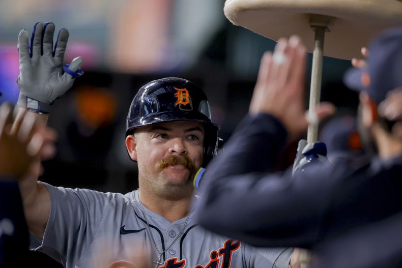 Jake Rogers, de los Tigres de Detroit, celebra en el dugout con sus compañeros de equipo después de batear un jonrón durante la tercera entrada del juego de béisbol en contra de los Rangers de Texas, el lunes 3 de junio de 2024, en Arlington, Texas. (AP Foto/Gareth Patterson)