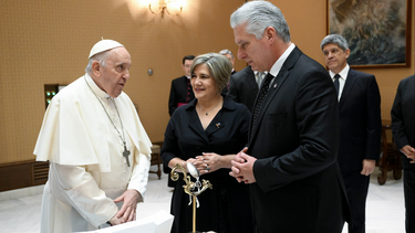el papa francisco y el dictador cubano miguel diaz-canel conversaron durante 40 minutos en el vaticano