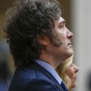 La primera ministra de Italia, Giorgia Meloni, derecha, y el presidente argentino, Javier Milei, escuchan los himnos nacionales cuando llega a las oficinas del gobierno de Chigi en Roma, el lunes 12 de febrero de 2024. (Foto AP/Alessandra Tarantino)