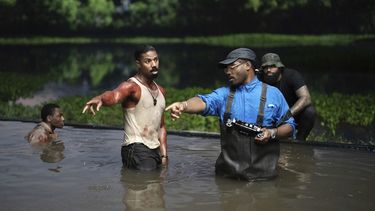 Esta imagen publicada por Warner Bros. Pictures muestra al actor Michael B. Jordan, a la izquierda, y al director, guionista y productor Ryan Coogler en el set de Sinners. (Eli Adé/Warner Bros. Pictures via AP)