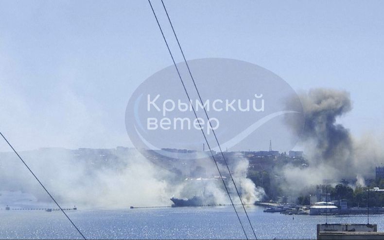 En esta imagen, tomada de un video publicado en internet, muestra humo en el cuartel general de la flota rusa en el Mar Negro, en Sebastopol, Crimea, el 22 de septiembre de 2023. (Canal de Telegram de Crimea vía AP)