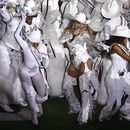 ARCHIVO - Beyoncé, en el centro, se une a su hija Blue Ivy, a la derecha, durante una actuación de medio tiempo en un partido de fútbol americano de la NFL entre los Baltimore Ravens y los Houston Texans, el 25 de diciembre de 2024, en Houston. (Foto AP/Maria Lysaker, archivo)
