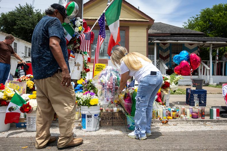 Una mujer que prefirió ser identificada sólo por su apellido, Faith, coloca una corona de flores hecha a mano en el lugar donde el mexicano Lorenzo Salgado Araujo fue baleado por un agente del ICE, el viernes 10 de julio de 2026, en Houston. (AP Foto/Annie Mulligan)