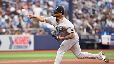 El pitcher de los Yankees de Nueva York Camilo Doval lanza en la quinta entrada ante los Rays de Tampa Bay el jueves 9 de julio del 2026. (AP Foto/Jason Behnken)