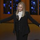 ARCHIVO - Barbra Streisand entrega el premio al mejor musical en los Tony en Nueva York el 12 de junio de 2016. (Foto Evan Agostini/Invision/AP, archivo)