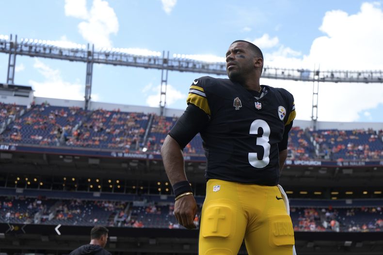 El mariscal de campo de los Steelers de Pittsburgh, Russell Wilson (3), calienta antes de un partido contra los Denver Broncos, el domingo 15 de septiembre de 2024, en Denver. (AP Foto/Jack Dempsey)