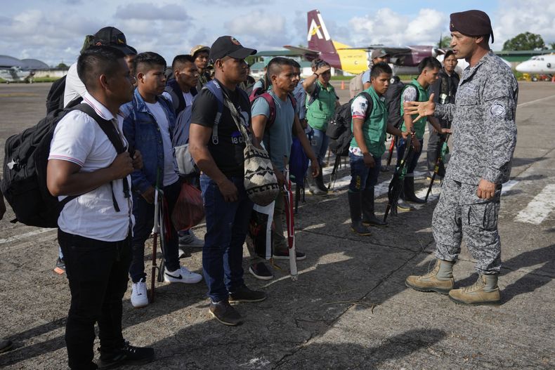 El general Pedro Sánchez, comandante del Comando Conjunto de Operaciones Especiales, recibe a indígenas en el aeropuerto de San José del Guaviare, Colombia, el domingo 21 de mayo de 2023 que ayudarán en la búsqueda de cuatro niños indígenas desaparecidos después de un accidente aéreo. (AP Foto/Fernando Vergara)
