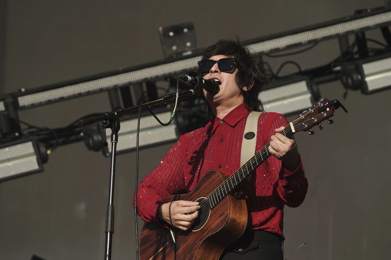 El cantautor mexicano Siddhartha durante su presentación en la 25ª edición del festival de música Vive Latino en la Ciudad de México, el sábado 15 de marzo de 2025. (Foto AP/Aurea Del Rosario)