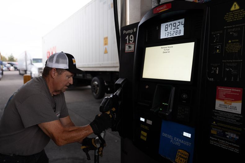 Una persona le echa gasolina a su carro en Aurora, Oregon, el 7 de abril del 2026. (AP foto/Jenny Kane)