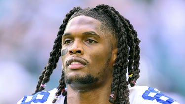 ARCHIVO - Foto del 24 de diciembre del 2023, el receptor de los Cowboys de Dallas CeeDee Lamb en el encuentro ante los Dolphins de Miami. El miércoles 24 de julio del 2024, Lamb se pierde el campamento de entrenamiento del equipo a la espera de un nuevo contrato. (AP Foto/Doug Murray, Archivo)
