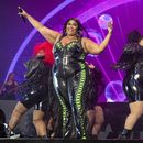 ARCHIVO - Lizzo se presenta en el Festival de Música BottleRock Napa Valley el 27 de mayo de 2023 en Napa, California. Lizzo fue demandada por tres exbailarinas que acusan a la ganadora del Grammy de acoso sexual y alegan que la cantante y su equipo de producción crearon un ambiente de trabajo hostil. La demanda civil presentada el martes 1 de agosto de 2023 en el Tribunal Superior del Condado de Los Ángeles. (Foto Amy Harris/Invision/AP, archivo)