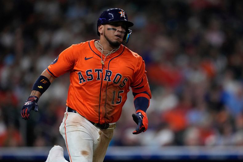 Isaac Paredes de los Astros de Houston tras batear un sencillo ante los Rangers de Texas, el 11 de julio de 2025, en Houston. (AP Foto/Kevin M. Cox)