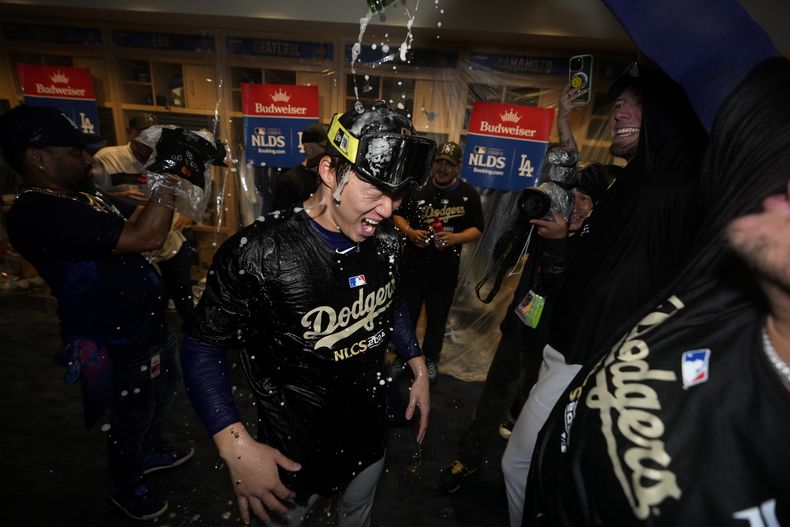 El japonés Yoshinobu Yamamoto, de los Dodgers de Los Ángeles, festeja la victoria en la serie divisional de la Liga Nacional ante los Padres de San Diego, el viernes 11 de octubre de 2024 (AP Foto/Ashley Landis)