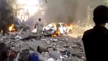 americateve | Lugar donde estall&oacute; un carro bomba en un mercado en el poblado de Darkoush, en la provincia de Idlib, Siria, el lunes 14 de octubre de 2013, en una imagen tomada de un video de un ciudadano y colgada por la Shaam News Network, que es similar a otro