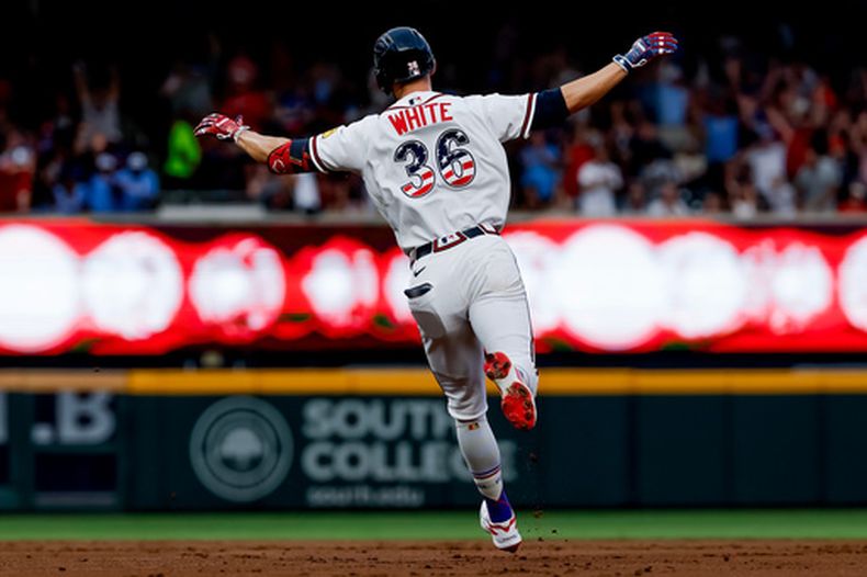 Eli White, de los Bravos de Atlanta, reacciona mientras corre las bases después de batear un jonrón solitario contra los Mets de Nueva York durante la segunda entrada del juego de béisbol de Grandes Ligas, el sábado 4 de julio de 2026, en Atlanta. (AP Foto/Erik S. Lesser)