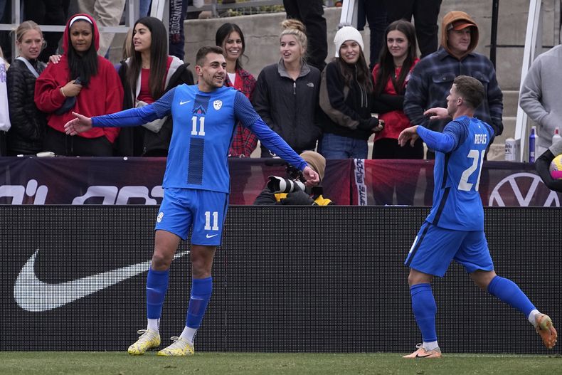 Nejc Gradisar, delantero de Eslovenia, festeja su tanto con su compañero Matija Kavcic, en el encuentro amistoso ante Estados Unidos, el sábado 20 de enero de 2024 (AP Foto/Eric Gay)