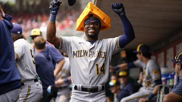 Andruw Monasterio (14), de los Cerveceros de Milwaukee, celebra después de batear cuadrangular de tres carreras en contra de los Rojos de Cincinnati en la primera entrada del juego de béisbol en Cincinnati, el domingo 4 de junio de 2023. (AP Foto/Jeff Dean)