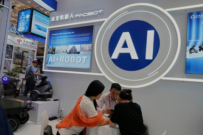 ARCHIVO -Vendedores de robots con AI esperan la llegada de clientes en la 137ma Feria de Cantón en Guangzhou, en la provincia de Guangdong en el sur de China, el 16 de abril de 2025. (AP Foto/Ng Han Guan, Archivo)