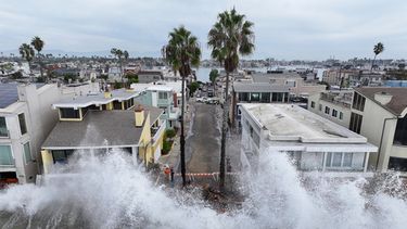 Las olas chocan contra un pasaje frente a unas viviendas en Long Beach, California, el 10 de octubre del 2026. (AP foto/William Liang)