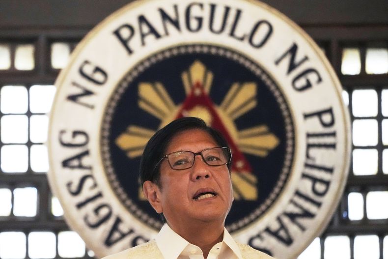 El presidente de Filipinas, Ferdinand Marcos Jr., habla durante la presentación de leyes recién aprobadas en el palacio presidencial de Malacanang en Manila, Filipinas, el jueves 22 de mayo de 2025. (AP Foto/Aaron Favila)
