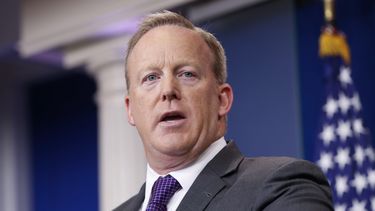 Trump reorganiza su equipo de prensa; renuncia Sean Spicer