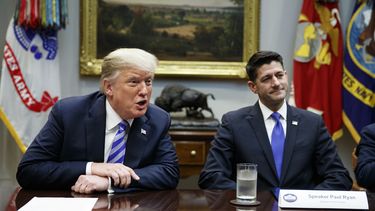 Trump responde con tuits a críticas de exlegislador