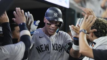 Aaron Judge, de los Yankees de Nueva York, festeja en la cueva tras batear un jonrón ante los Tigres de Detroit, el viernes 16 de agosto de 2024 (AP Foto/Carlos Osorio)