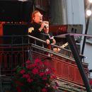 Bono contempla a la multitud mientras U2 ofrece un concierto improvisado desde un balcón en el centro de Dublín, Irlanda, el viernes 25 de septiembre de 2026. (Foto AP/Peter Morrison)