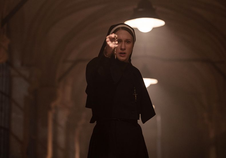 ARCHIVO - Esta imagen proveída por Warner Bros. Pictures muestra a Taissa Farmiga como la hermana Irene en la cinta de terror La Monja II, de New Line Cinema. (Bruno Calvo/Warner Bros. Pictures vía AP, Archivo)