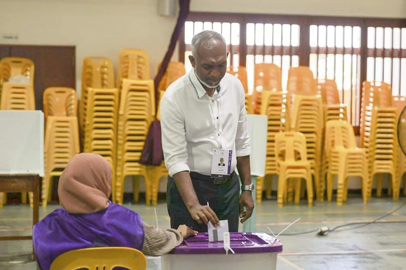 El principal candidato de oposición en la elección presidencial de Maldivas, Mohamed Muiz, emite su voto el sábado 30 de septiembre de 2023, en Malé, Maldivas. (AP Foto)